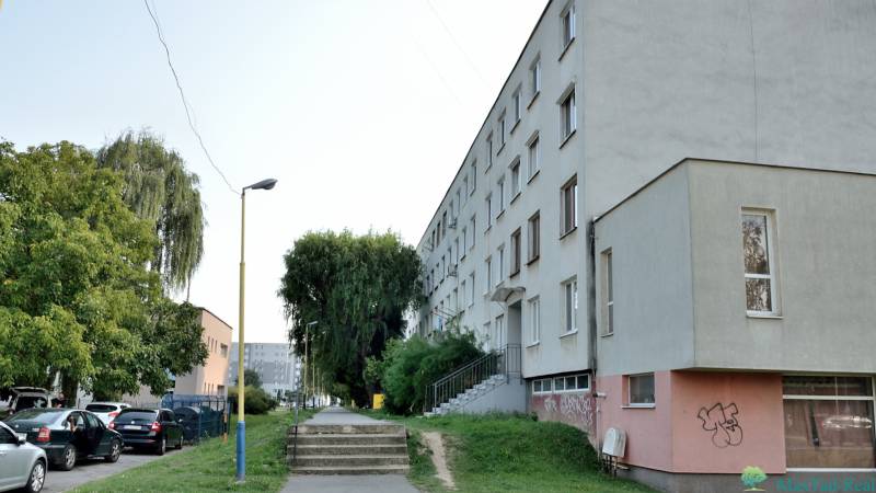 chodník za bytovkou