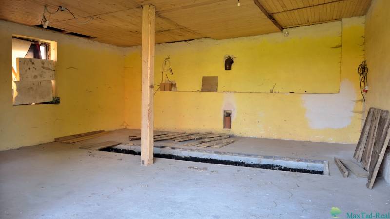 s montážnou jamou a elektrinou