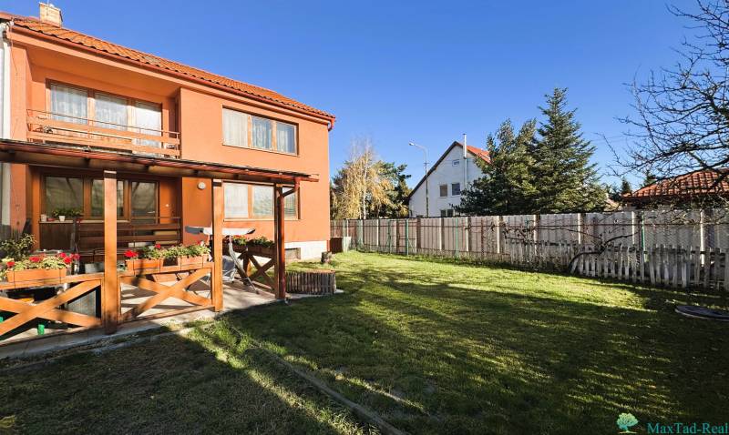 pohľad na dvor a zadnú časť domu