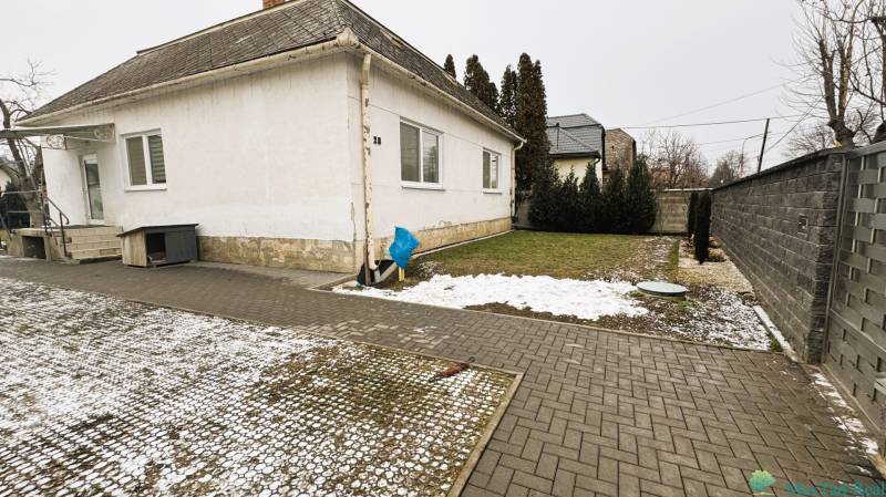 pohľad od brány.jpeg