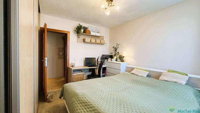 spálňa od okna.jpeg