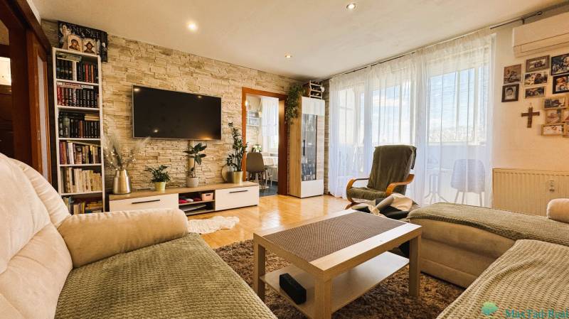 obývačka od sedačky.jpeg