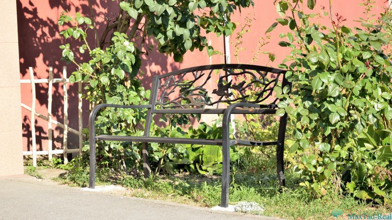lavička pred vchodom